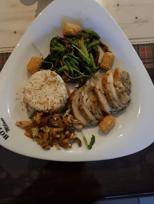 Middagstallerken med kylling, ris og grønnsaker