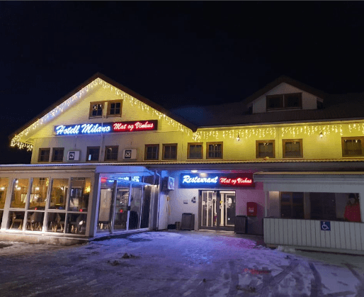 Hotell Milano Mat og Vinhus opplyst en vinterkveld