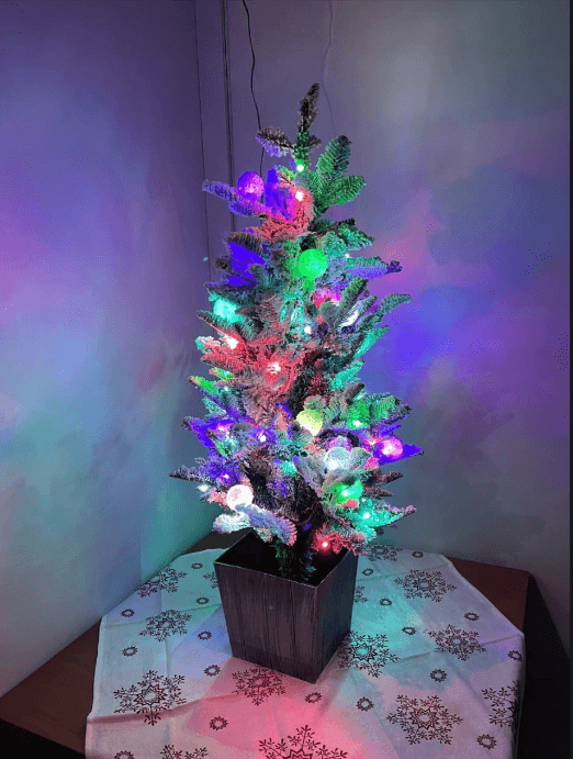 Dekorativt juletre med fargerik belysning