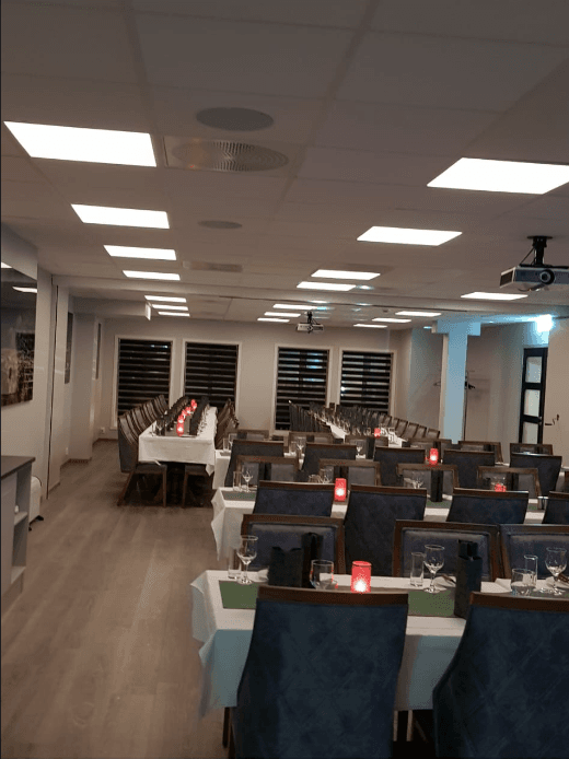 Selskapslokale med dekkede langbord