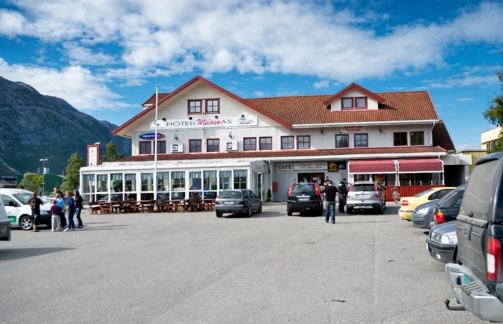 Hotell Milano AS – fasade, parkering og fjell i bakgrunnen