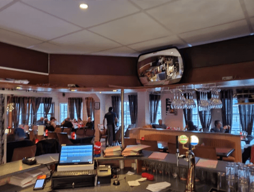 Bar og kasseområde mot restauranten