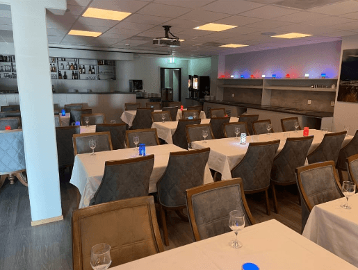 Selskapslokale med bordoppdekking og barområde